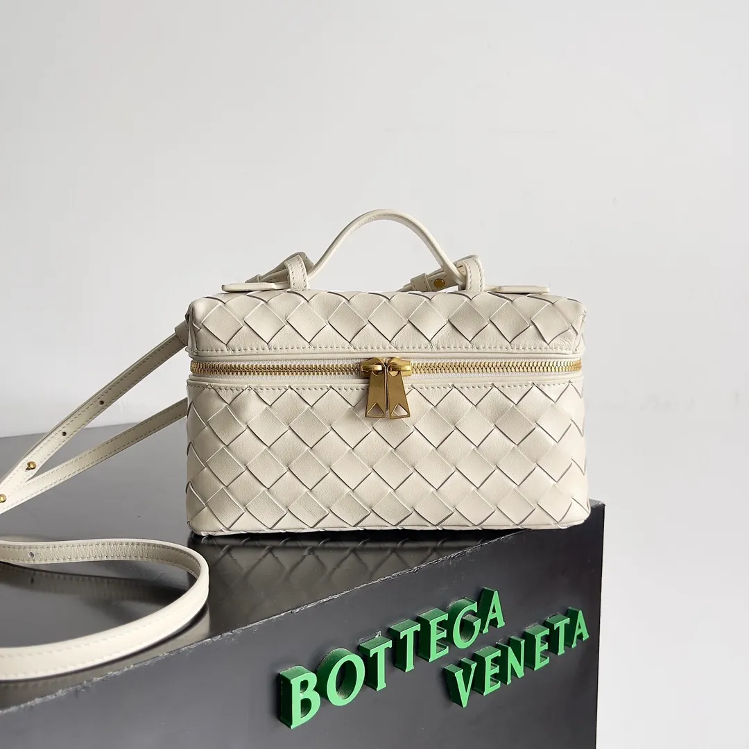 Batch 1360 Bottega Veneta 24 spring and summer woven zipper crossbody bag. A crossbody bag that can be used as a cosmetic bag. The exquisite weaving and compact body are an indispensable accessory for the upcoming summer. The double zipper also better protects the bag. It has a large capacity. If you like it, don’t miss it. Style number: 789109 Size: 22*12.5*5cm